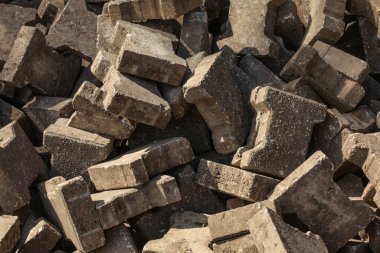 Atılmış eski (segmental paver) kaldırım taşları.