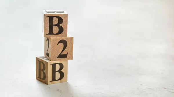 Куча с тремя деревянными кубиками - буквы B2B означающие Бизнес в B — стоковое фото