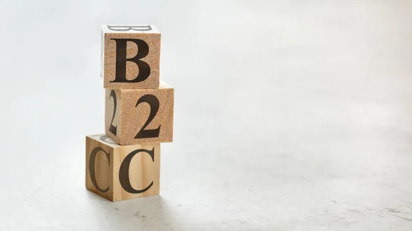 Куча с тремя деревянными кубиками - буквы B2C, означающие Бизнес в С — стоковое фото