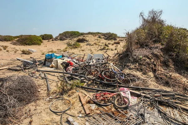 Pile of old rusty discarded bicycles laying on sand in strong su — Stock Photo, Image