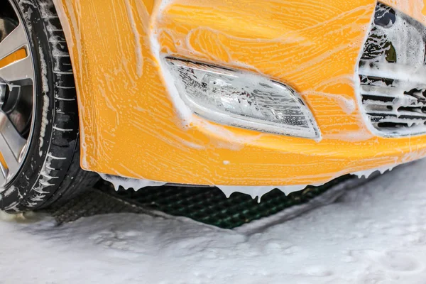 Amarillo frente al coche y la luz lavada en auto servir carwash. Parachoques — Foto de Stock