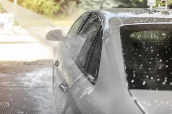 Auto gewaschen in Self-Service-Autowaschanlage, Jetstream von Wasser versprühen o — Stockfoto