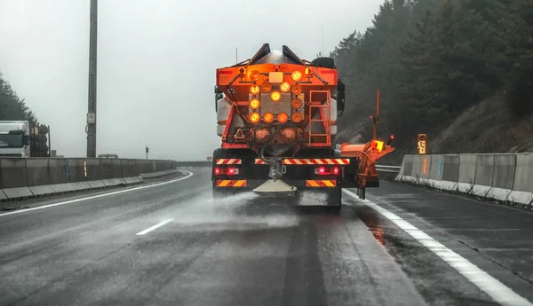 Narancs autópálya karbantartás gritter teherautó kenés jégtelenítő só — Stock Fotó