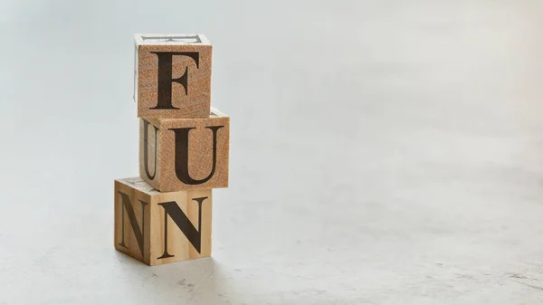 Stapel met drie houten blokjes - letters Plezier op hen, ruimte voor mo — Stockfoto