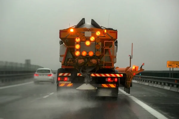 Autópálya karbantartás gritter teherautó kenése jégtelenítő só, a th — Stock Fotó