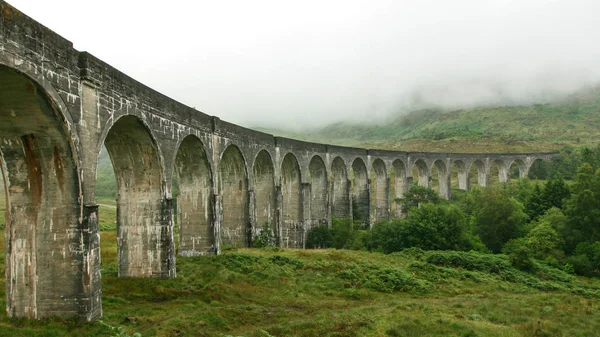 Glenfinnan viadukt (location from harry potter movie) auf overcas — Stockfoto