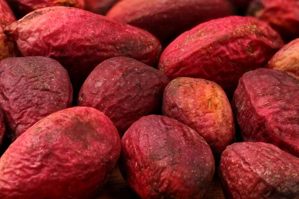 Primo piano di pistacchi rossi crudi, noci ancora sotto pelle . — Foto Stock