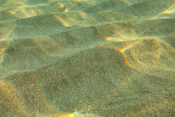 Підводна фотографія - сонце, що світить на піщаних "дюнах" у мілководді , — стокове фото