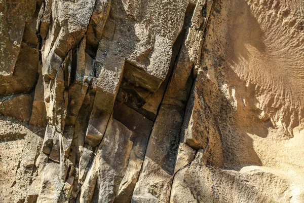 Dettaglio su strati di pietra incrinata, alcuni dei quali ricoperti di licheni — Foto Stock