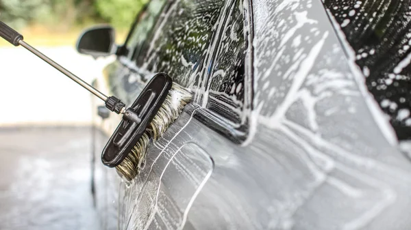 Lado del coche de plata lavado en auto servicio de lavado de coches, detalle en bru — Foto de Stock