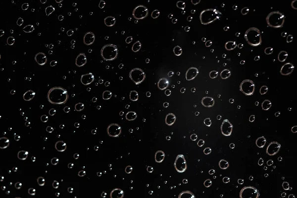 Detalle de la foto - gotas de agua de lluvia detrás de vidrio parecen burbujas i — Foto de Stock