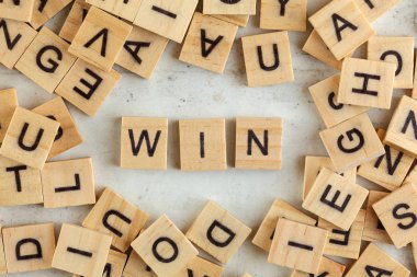 Üst aşağı manzara, kare tahta bloklar ve harflerle kazan. 