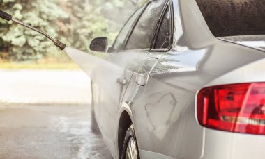 Gümüş renkli araba oto yıkamada yıkanmış, yüksek basınçlı.