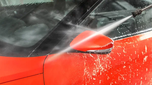 Seitenspiegel des roten Autos gewaschen in Self-Service-Autowaschanlage, Strahlwasser s — Stockfoto