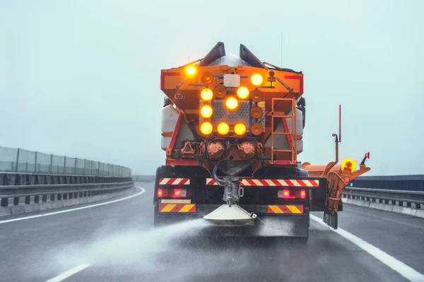 Narancs autópálya karbantartás gritter teherautó kenés jégtelenítő só — Stock Fotó