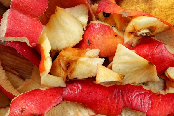 Detalle de la foto - cáscaras de frutas, en su mayoría manzanas - compostaje casero . — Foto de Stock
