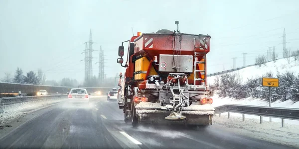Camion gritter entretien autoroute orange propagation de sel de dégivrage — Photo