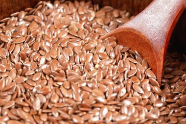 Genel Flax - Linum usitatissimum - içinde küçük ahşap kepçe ile keten tohumu, yakın plan detay