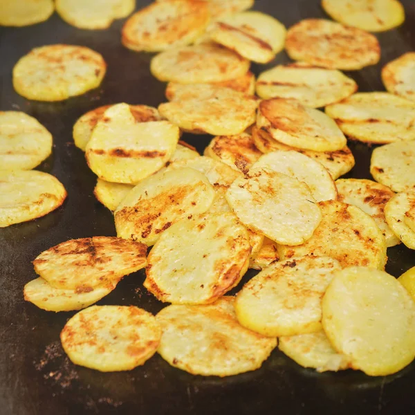 Aardappel chips gekruid met kruiden gegrild op elektrische grill, close-up detail — Stockfoto