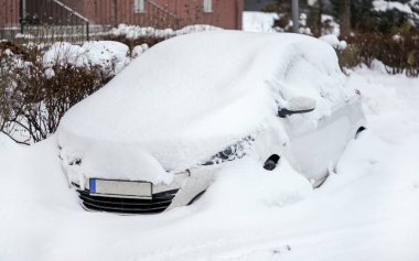 Yoğun kar yağışı sonrası yoğun karla kaplı araba..