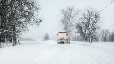 Kar küreme otoyolu, kamyon temizleme yolu tamamen...