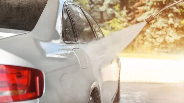 Zilveren auto gewassen in zelfbediening carwash, water spuiten van de — Stockfoto