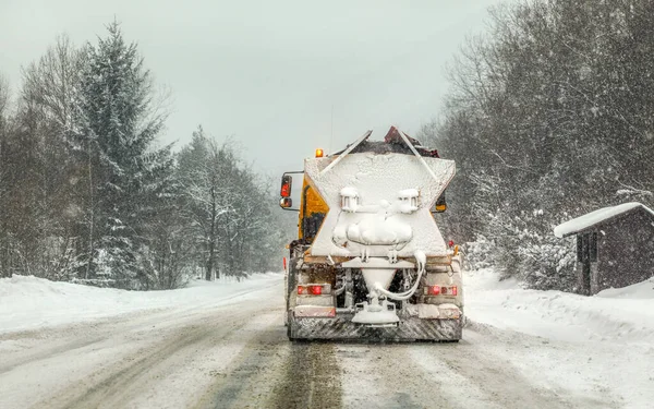 Camion gritter d'entretien d'autoroute orange recouvert de neige sur pantoufle — Photo