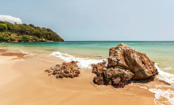 Praia intocada bonita com duas rochas em primeiro plano. Klong Ni — Fotografia de Stock