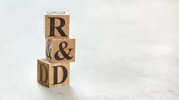 Stapel met drie houten blokjes - letters R & D betekenis Onderzoek en — Stockfoto