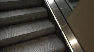 Merdivenleri çıkan yürüyen merdivenlere bakıyorum.