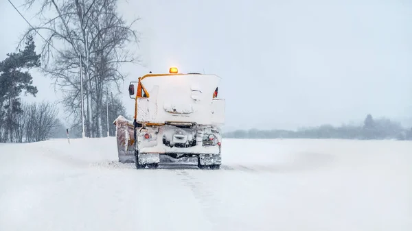 Camion Chasse Neige Orange Recouvert Neige Sur Route Hiver Fond — Photo