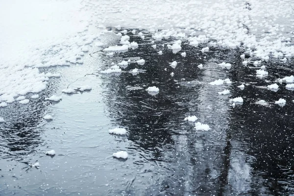 Hielo Estanque Congelado Con Pequeños Parches Cristales Nieve Reflejo Del — Foto de Stock