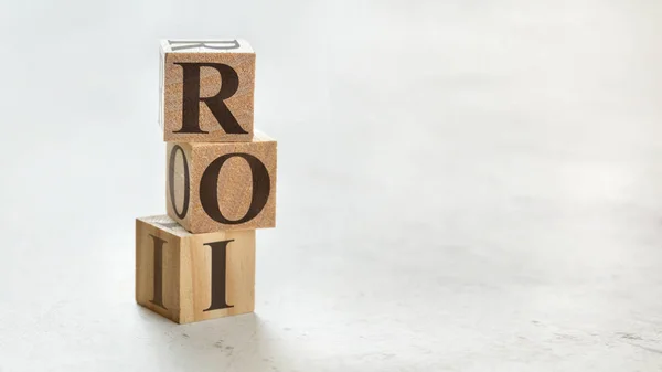 Куча Тремя Деревянными Кубиками Буквы Roi Означает Возврат Инвестиций Пространство — стоковое фото