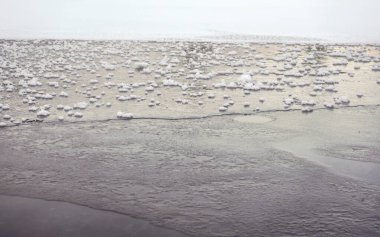 Gölde oluşan buzdan oluşan küçük kar kristalleri arkada toplanıyor. Metni indirmek için alanı olan soyut kış arkaplanı
