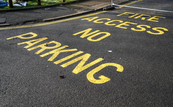 Sem Estacionamento Acesso Incêndio Sinal Texto Com Linha Amarela Dupla — Fotografia de Stock