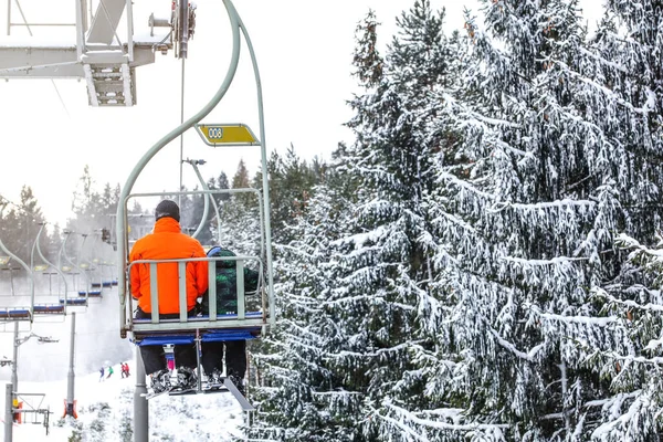 Esquiadores Telesilla Pista Debajo Árboles Cubiertos Nieve Lado Derecho — Foto de Stock