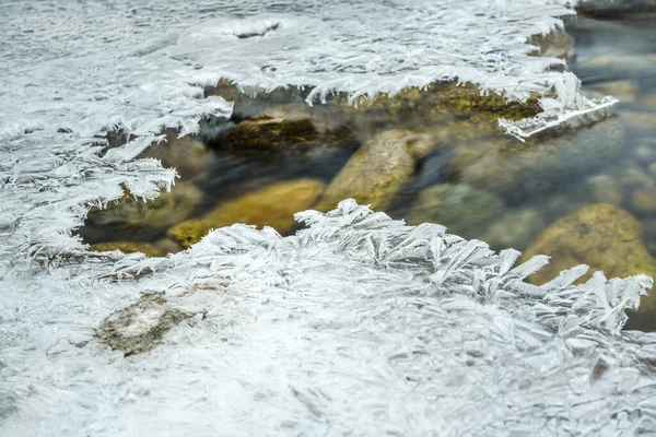 Detailní Záběr Vody Tekoucí Řece Díra Krystalickým Ledem Kolem Dlouhá — Stock fotografie