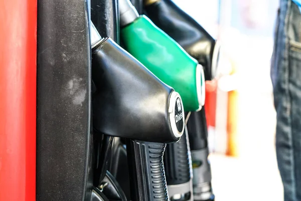 Üzemanyag Pisztolyok Benzinkútnál Középpontban Dízeles — Stock Fotó