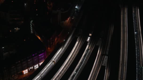 Vista Nocturna Aérea Estación Tren Trenes Moviéndose Lentamente Desde Los — Vídeo de stock