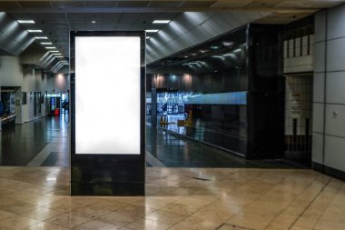 Reklam ekranı küçük alışveriş merkezinde taklit, arka planda karanlık koridor önde gidiyor