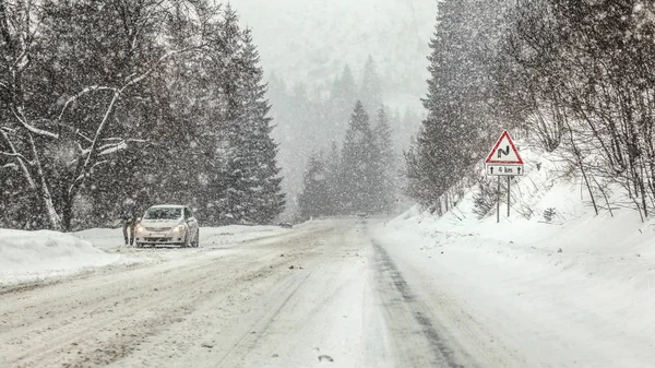 Bei Starkem Schneesturm Auf Der Forststraße Warnschild Rechts Vor Und — Stockfoto