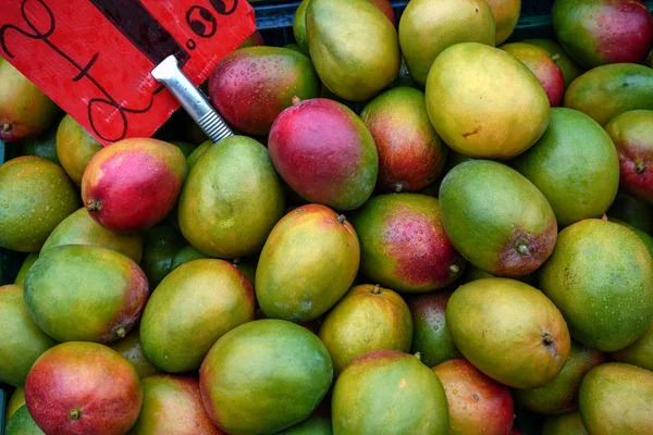 Mango Rojo Verde Exhibido Mercado Alimentos Lewisham Londres — Foto de Stock