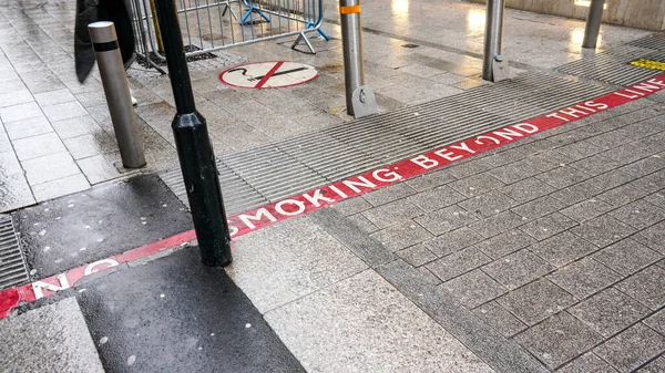 Línea Roja Pavimento Con Texto Fumar Firmar Cerca También Informar — Foto de Stock