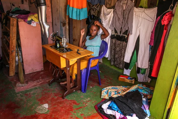 Малинди Кения Апреля 2015 Года Неизвестная Местная Женщина Портной Сидит — стоковое фото