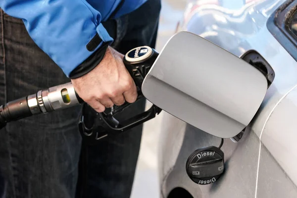 Hombre Llenando Tanque Gasolina Coche Diesel Plata Detalle Cubierta Abierta — Foto de Stock