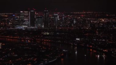 Londra, Birleşik Krallık - 02 Şubat 2019: Canary Wharf finans bölgesindeki gökdelenlerin ve Thames nehrinin yanındaki Londra 'nın doğu kısmının gökdelenleri