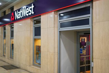 Londra, Birleşik Krallık - 3 Şubat 2019: Lewisham alışveriş merkezindeki Natwest şubesi. Ulusal Westminster Bankası, Uk 'taki dört büyük bankadan biri olarak kabul edilir ve 1968 yılında kurulmuştur.