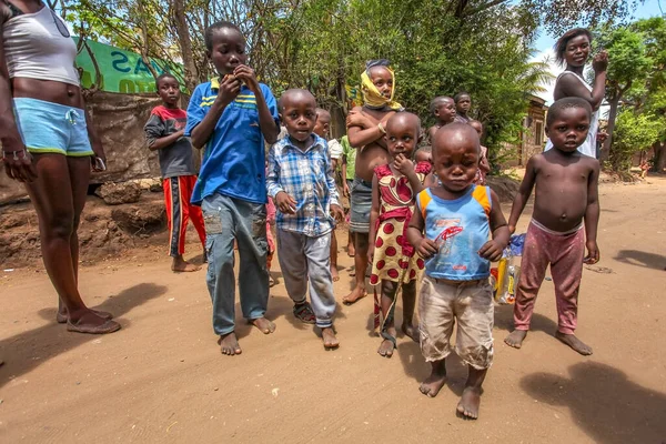 Malindi Kenia Abril 2015 Curiosos Niños Africanos Descalzos Aldea Local — Foto de Stock