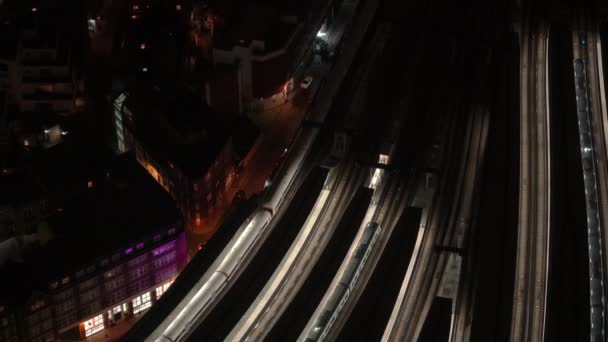 Vista Aérea Noturna Estação Ferroviária Trens Movendo Lentamente Plataformas Iluminadas — Vídeo de Stock