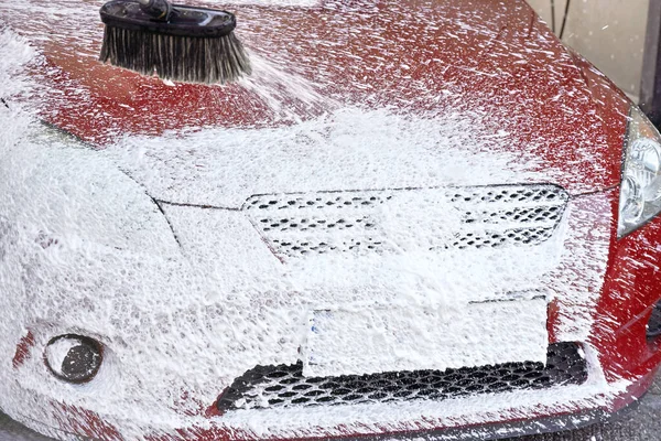 Červené Auto Umyté Samoobslužné Myčce Detail Bílé Mýdlové Pěně Postřik — Stock fotografie